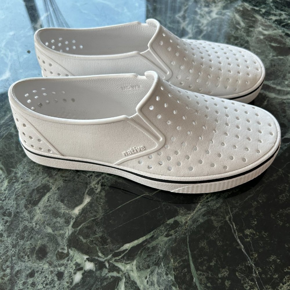 Boys Like New White Native Shoes Miles Slip On - Size 5 Big Kid - Picture 5 of 8